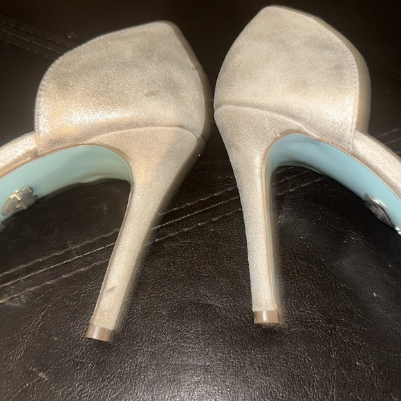Betsey Johnson Crystal Bow Pumps, Shoes, Size 7M, Leather Uppers, Light Grey. - Picture 8 of 8